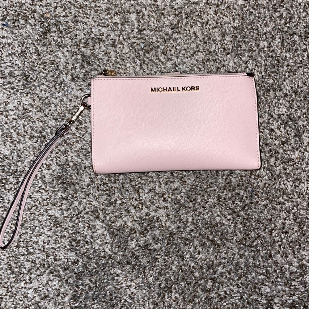 Micheal Kors light pink wallet